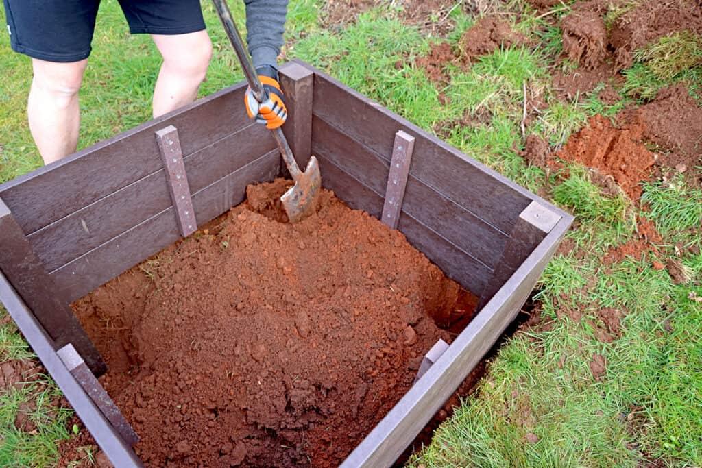 uploads/images/Filling Raised Bed