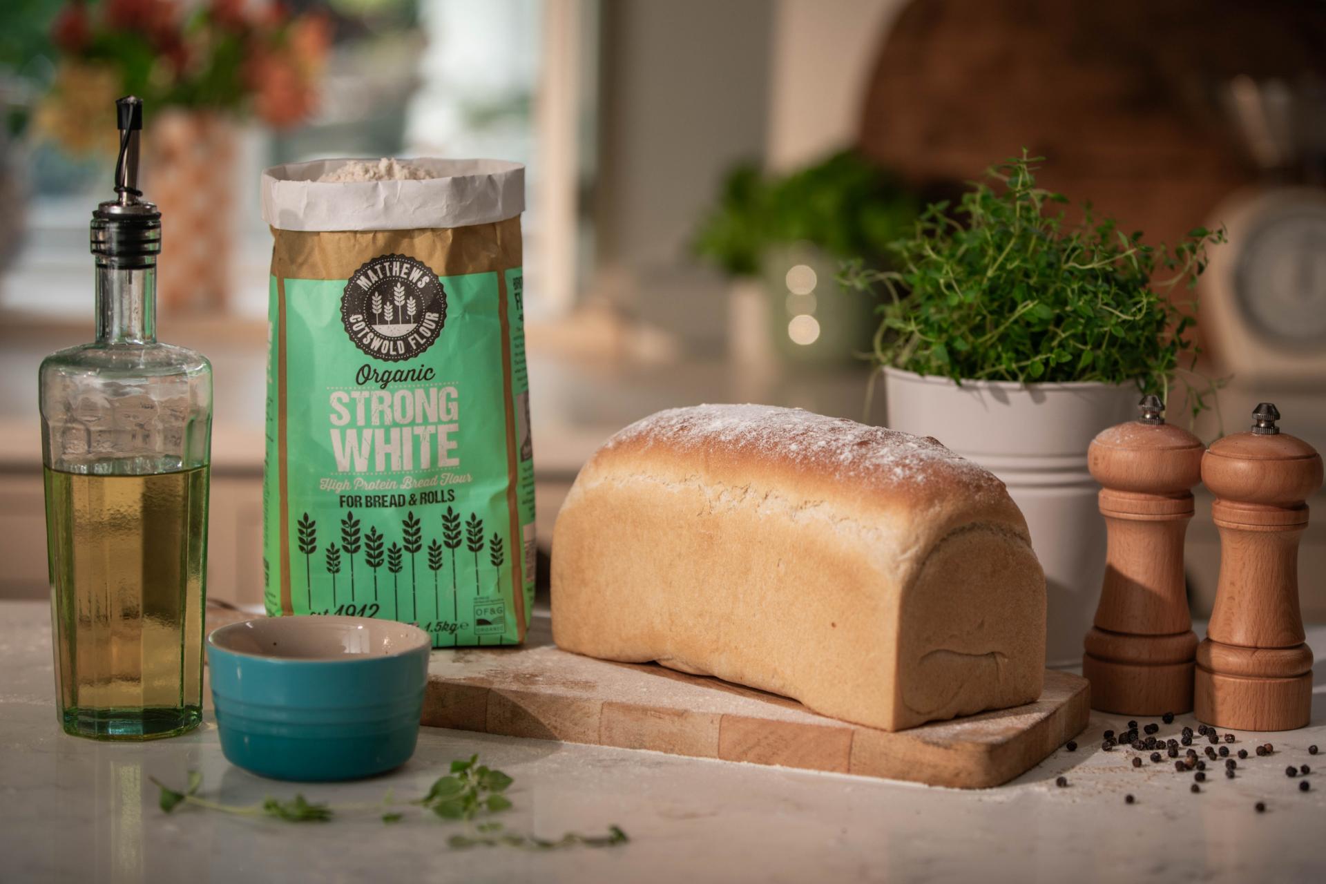 uploads/images/Uk Organic Strong White Flour Lifestyle Recipe Cotswold White Loaf Landscape 2
